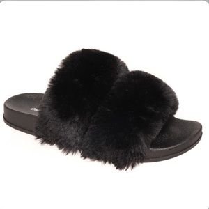 💚BOGO50💚 🆕🖤 BLACK Outwoods Faux Furry Slippers